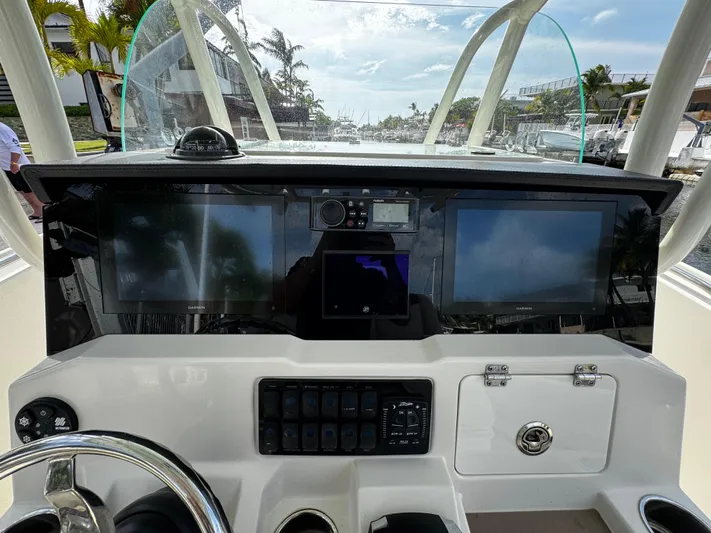  Yacht Photos Pics 2022 Sailfish 290 CC boat dashboard with modern navigation screens and controls.