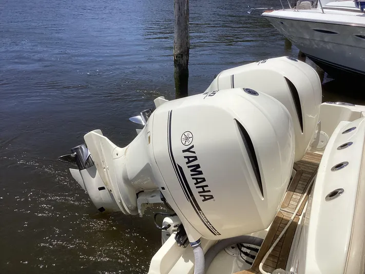  Yacht Photos Pics 2016 Chris-Craft 34 Catalina with triple Yamaha outboard engines.
