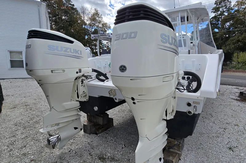  Yacht Photos Pics Twin Vee 310 CC GF 2021 boat with dual Suzuki 300 outboard engines.