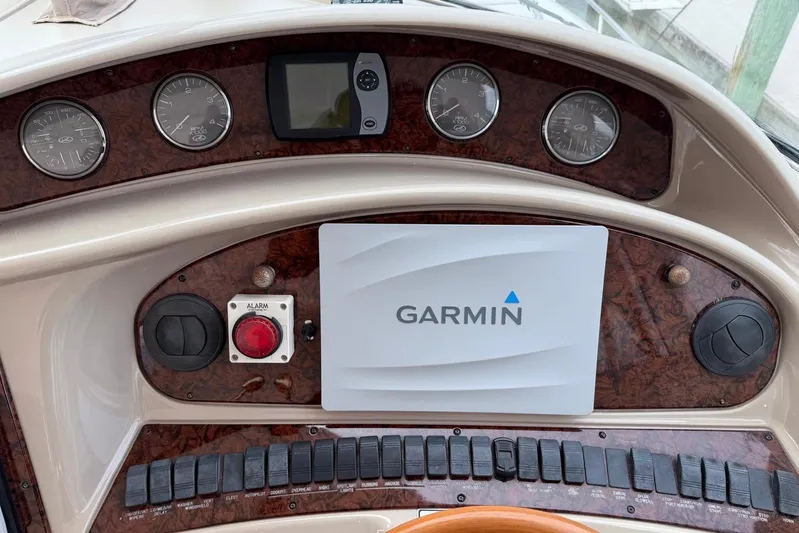  Yacht Photos Pics Dashboard of 2004 Sea Ray 480 Sedan Bridge with Garmin navigation system.