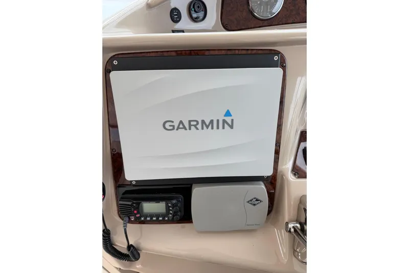  Yacht Photos Pics 2004 Sea Ray 480 Sedan Bridge dashboard with Garmin navigation system.