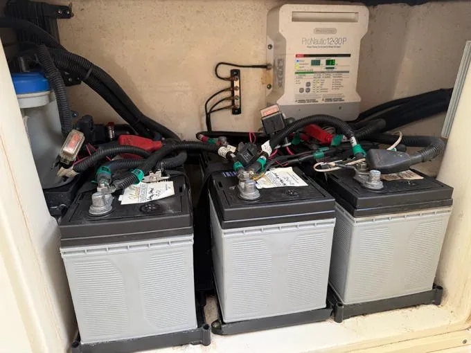 T/t Ossum Dream Yacht Photos Pics Batteries + Battery Charger