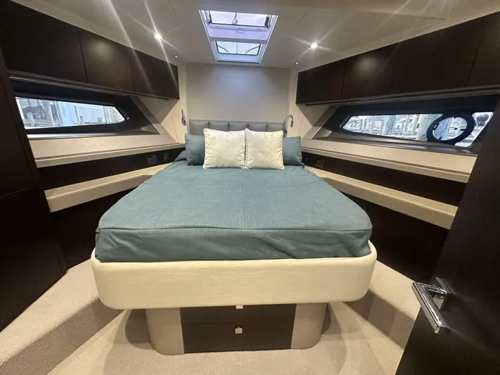  Yacht Photos Pics 2019 Sunseeker Manhattan 52 - Image 14