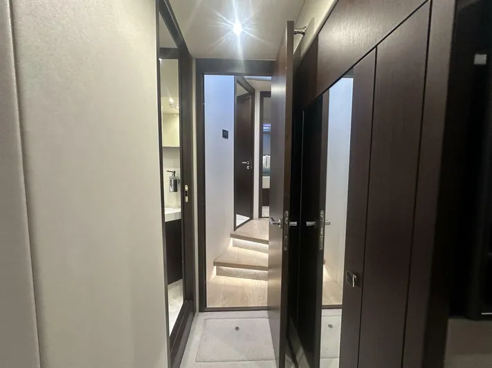  Yacht Photos Pics 2019 Sunseeker Manhattan 52 - Image 28