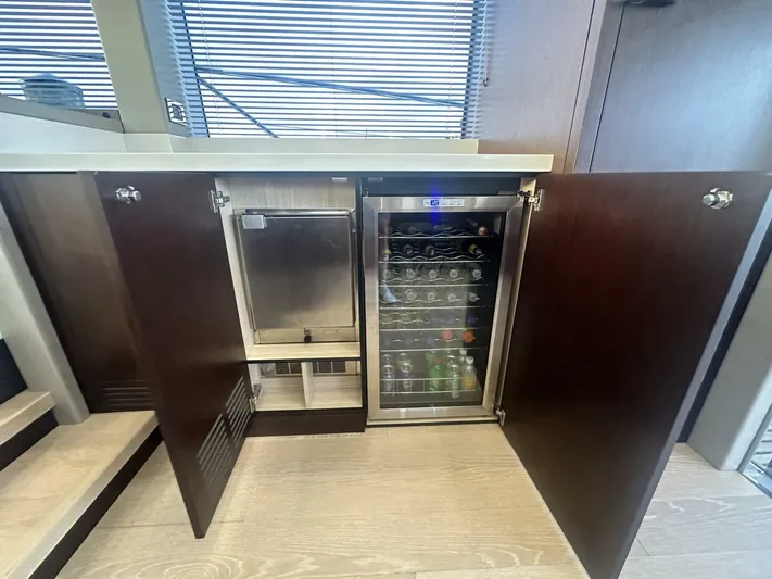  Yacht Photos Pics 2019 Sunseeker Manhattan 52 - Image 6