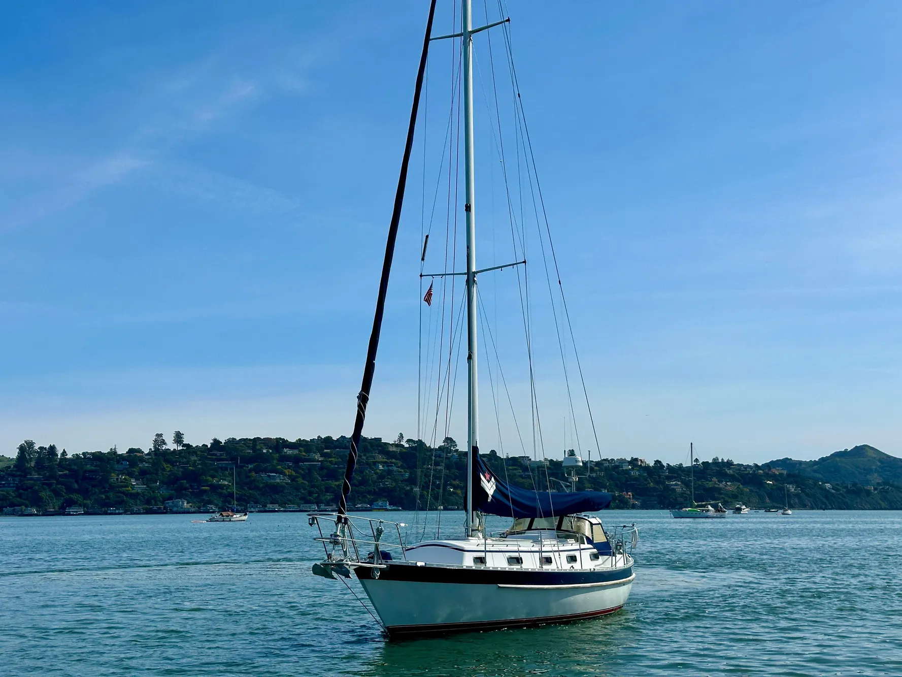 Sailboat Valiant 39 (1996) on calm water with scenic background.