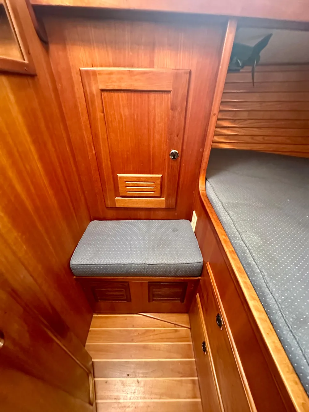 1996 Valiant 39 interior cabin with wooden paneling and cushioned seating.