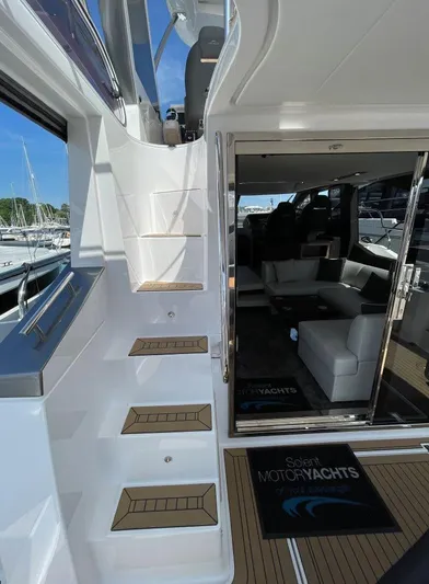  Yacht Photos Pics Azimut Flybridge 50 TTop - Flybridge steps
