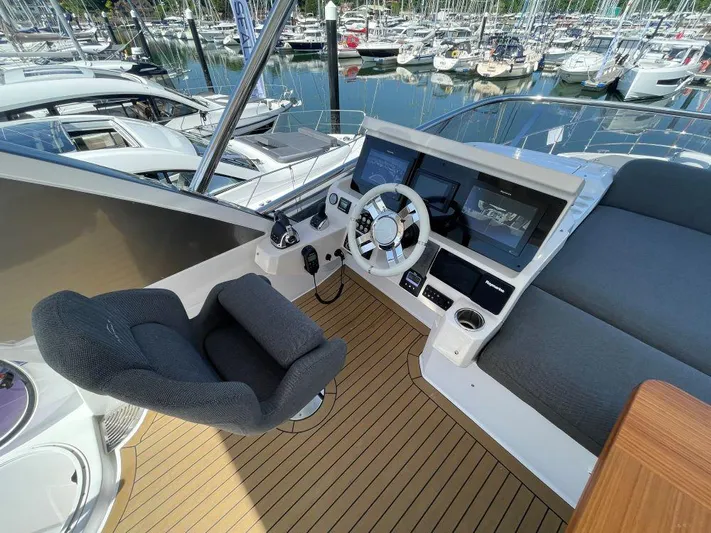  Yacht Photos Pics Azimut Flybridge 50 TTop - Flybridge helm