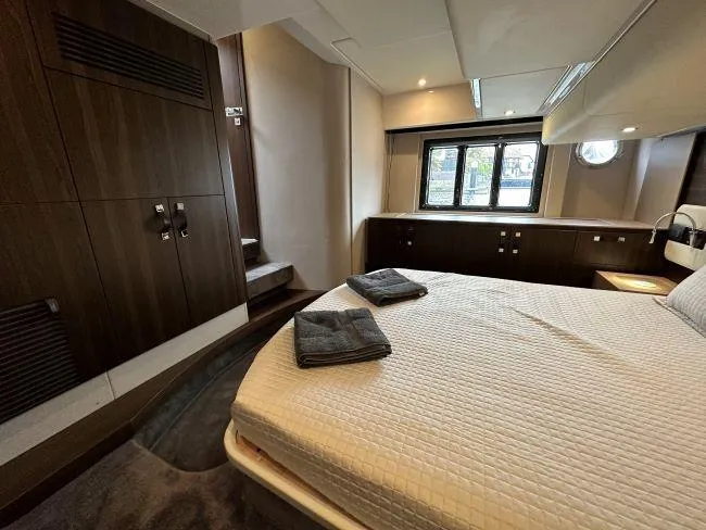  Yacht Photos Pics Azimut Flybridge 50 TTop - Master mid cabin