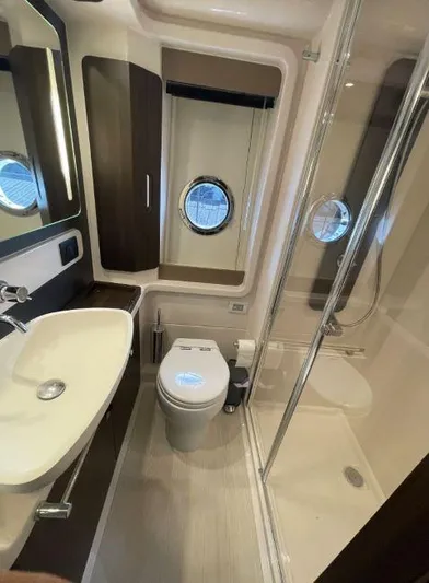  Yacht Photos Pics Azimut Flybridge 50 TTop - Master mid cabin en-suite