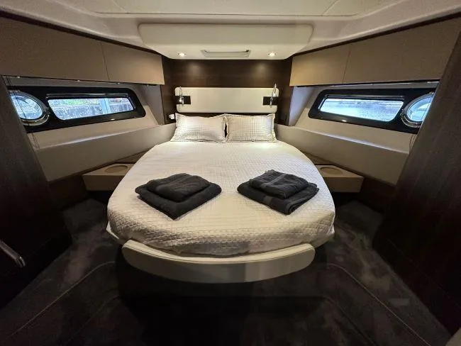  Yacht Photos Pics Azimut Flybridge 50 TTop - Fore cabin