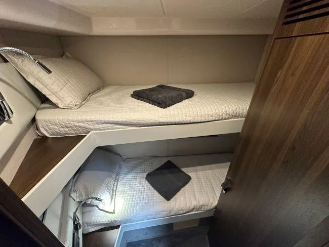  Yacht Photos Pics Azimut Flybridge 50 TTop - Bunk cabin
