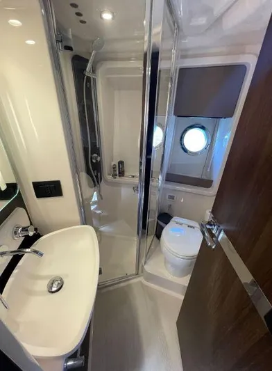  Yacht Photos Pics Azimut Flybridge 50 TTop - Day head