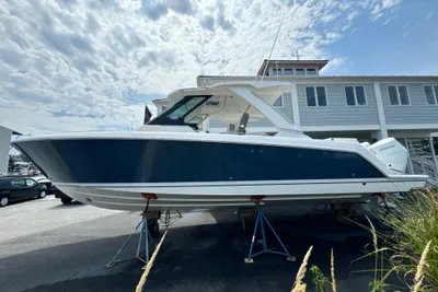 Tiara Yachts 34 LS