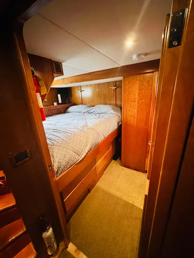 Journey Yacht Photos Pics Cozy cabin interior of 2001 Bracewell Latitude 47 yacht, featuring a neatly made bed.