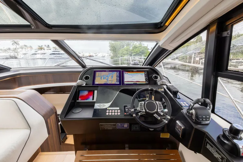 Kia Kaha Yacht Photos Pics 2020 Sunseeker Predator 60 Evo - Image 21