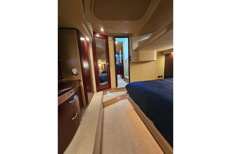 Low Hours! Yacht Photos Pics Luxurious interior of 2006 Sea Ray 580 Sedan Bridge yacht bedroom.