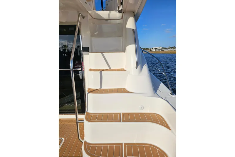 Low Hours! Yacht Photos Pics Staircase on 2006 Sea Ray 580 Sedan Bridge yacht with ocean view.