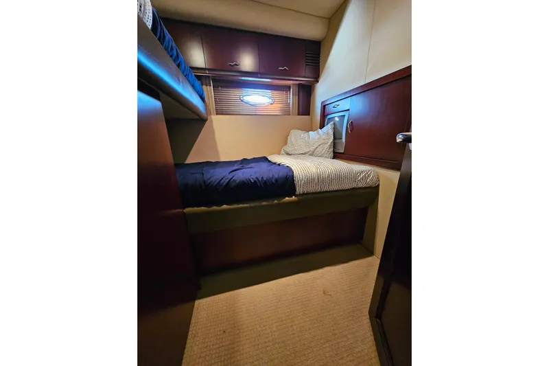 Low Hours! Yacht Photos Pics 2006 Sea Ray 580 Sedan Bridge cabin with cozy bed and wooden cabinetry.