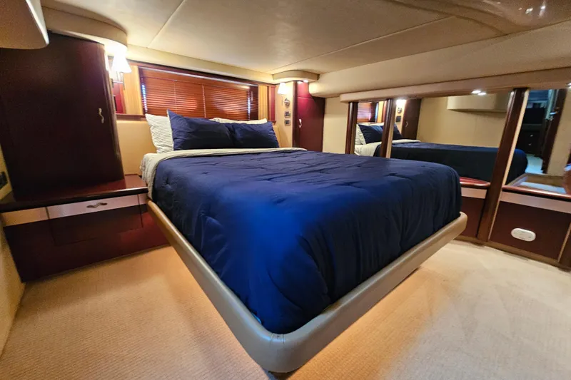 Low Hours! Yacht Photos Pics Luxurious bedroom interior of 2006 Sea Ray 580 Sedan Bridge yacht.