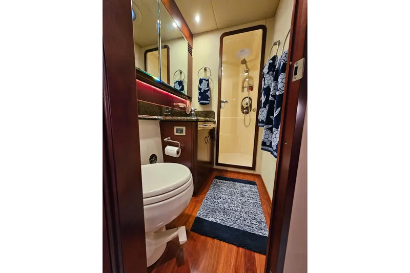 Low Hours! Yacht Photos Pics Luxurious bathroom in 2006 Sea Ray 580 Sedan Bridge yacht with modern amenities.