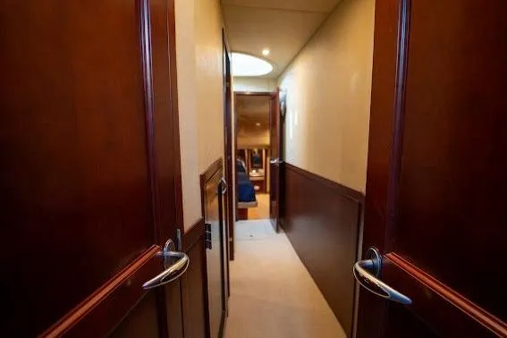 Low Hours! Yacht Photos Pics Hallway inside 2006 Sea Ray 580 Sedan Bridge yacht with wooden doors and elegant design.