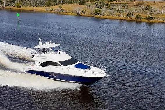 Low Hours! Yacht Photos Pics 2006 Sea Ray 580 Sedan Bridge cruising on a calm river.