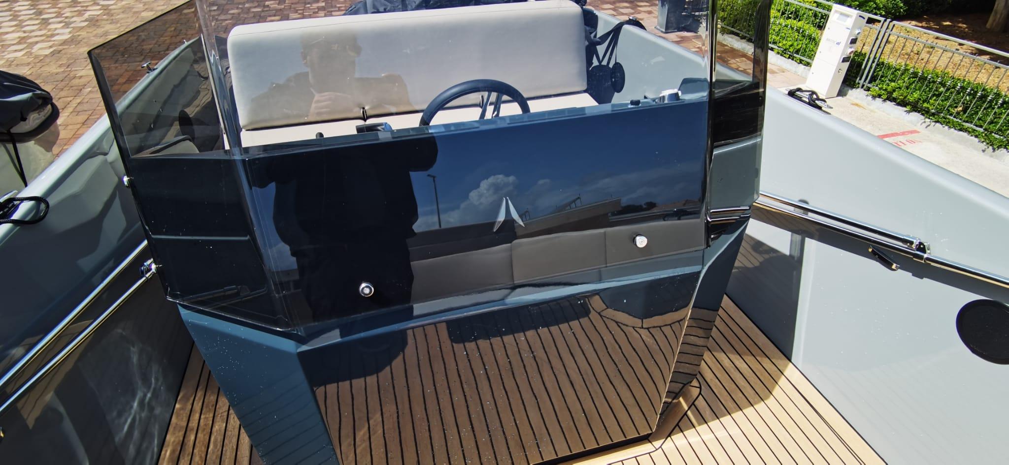 2022 Rand PLAY 24 boat cockpit with sleek design and wooden deck.