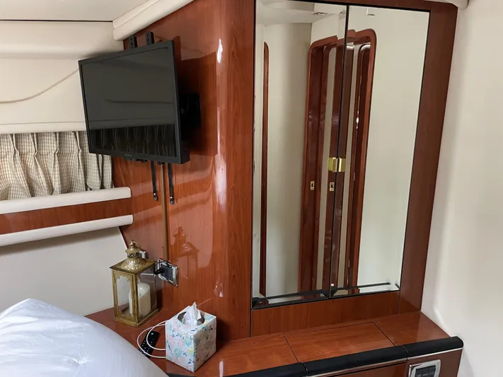 Lisa Ann Yacht Photos Pics Interior of 2003 Sea Ray 460 Sundancer with TV, mirror, and decorative items.