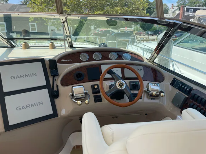 Lisa Ann Yacht Photos Pics Helm of 2003 Sea Ray 460 Sundancer with Garmin navigation displays and wooden steering wheel.