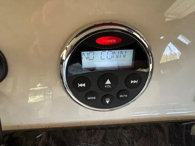 Va Bene Yacht Photos Pics Control panel of a 2015 Sea Ray 470 Sundancer boat, displaying "NO CONN" message.