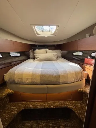 Va Bene Yacht Photos Pics 2015 Sea Ray 470 Sundancer cabin with cozy bed and natural light.
