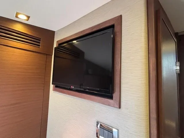 Va Bene Yacht Photos Pics Wall-mounted TV in 2015 Sea Ray 470 Sundancer yacht interior.