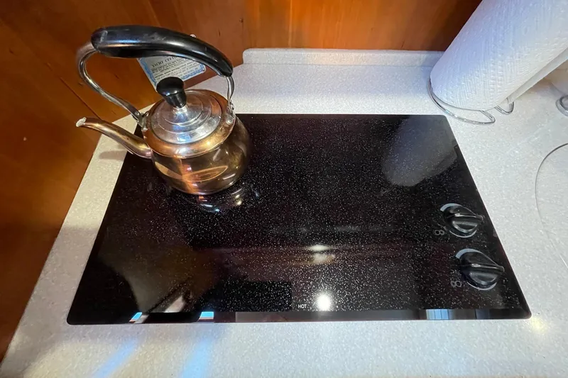 Ocean Breeze Yacht Photos Pics Stovetop with kettle on Sabre 38 Salon Express, 2008 model, featuring sleek design.