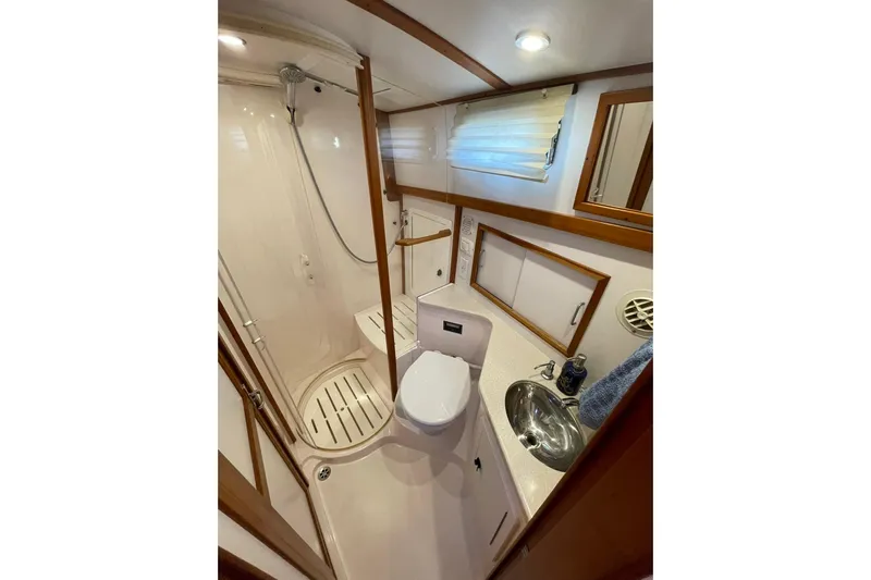 Ocean Breeze Yacht Photos Pics 2008 Sabre 38 Salon Express bathroom with shower, sink, and toilet.