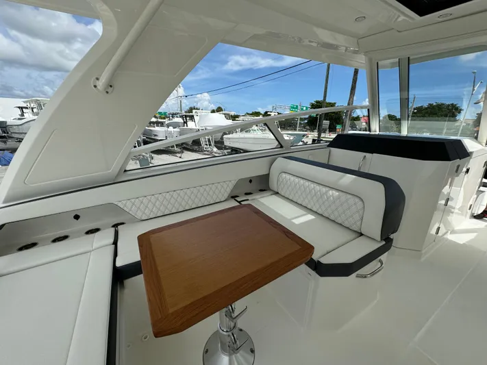 51827 24 40dc Wcn In Laud Yacht Photos Pics 