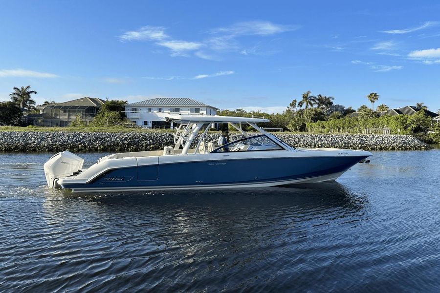 2023 Boston Whaler 320 Vantage