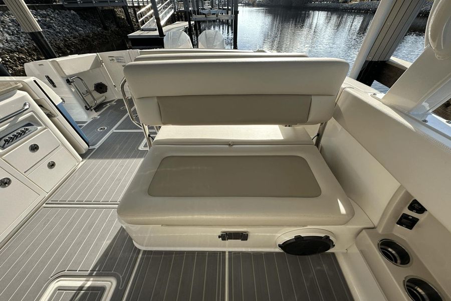 2023 Boston Whaler 320 Vantage