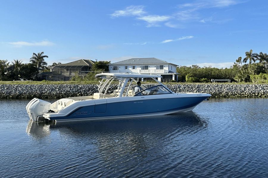 2023 Boston Whaler 320 Vantage