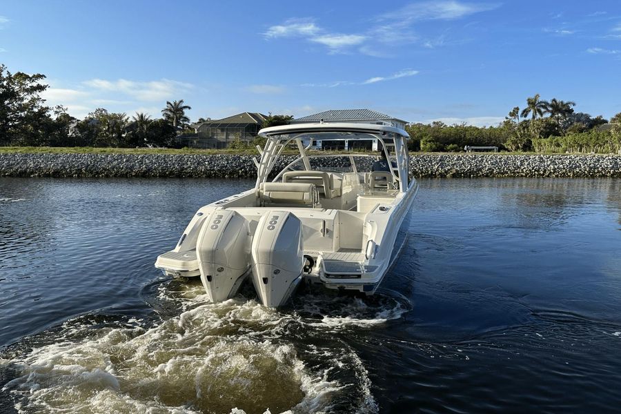 2023 Boston Whaler 320 Vantage