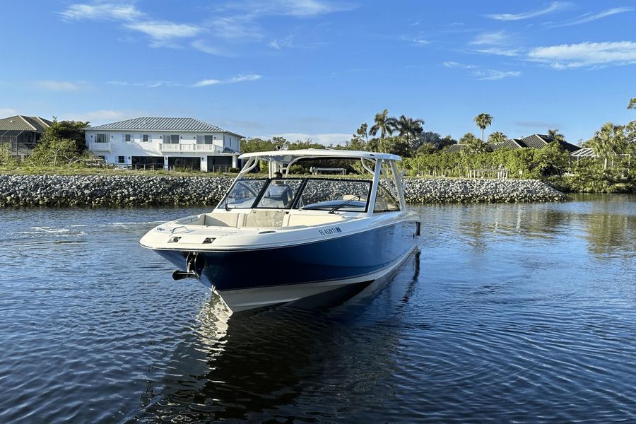 2023 Boston Whaler 320 Vantage