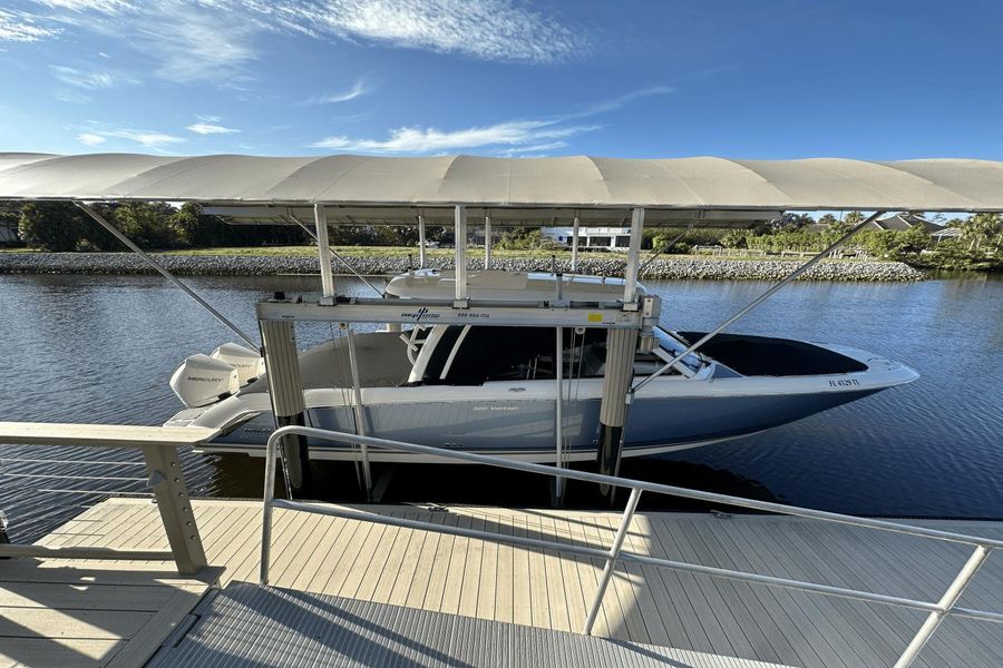 2023 Boston Whaler 320 Vantage