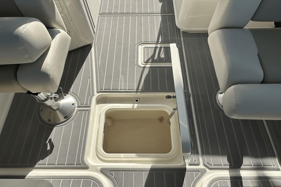 2023 Boston Whaler 320 Vantage