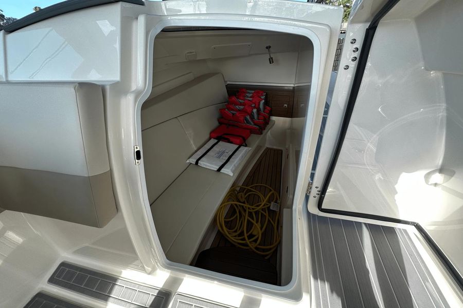 2023 Boston Whaler 320 Vantage