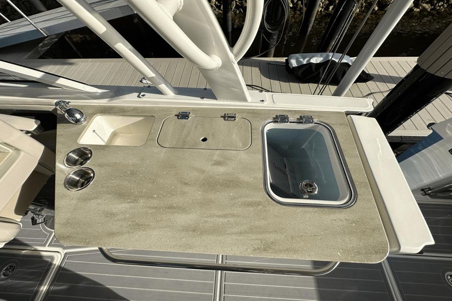 2023 Boston Whaler 320 Vantage