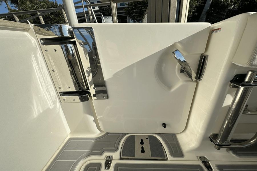 2023 Boston Whaler 320 Vantage