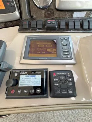 Almas Del Mar Yacht Photos Pics Vessel status display, stereo controls, Skyhook control