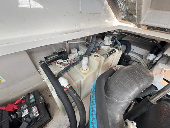 Almas Del Mar Yacht Photos Pics Holding Tank