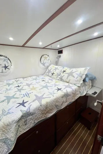 No Good Deed Yacht Photos Pics Cozy bedroom in 2007 Great Harbour N47 yacht with starfish-themed bedding.